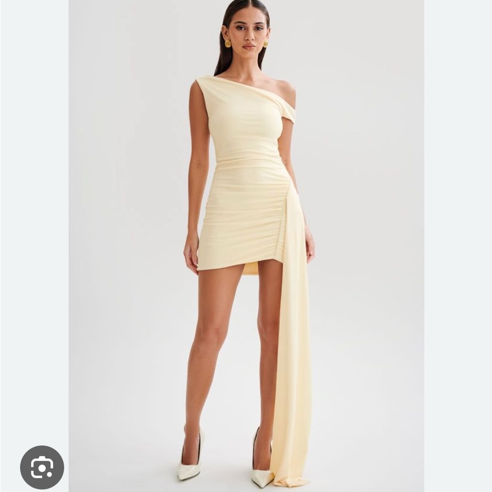 Meshki: Kiera Slinky Off Shoulder Mini Dress - Buttercream
SIZE:S
